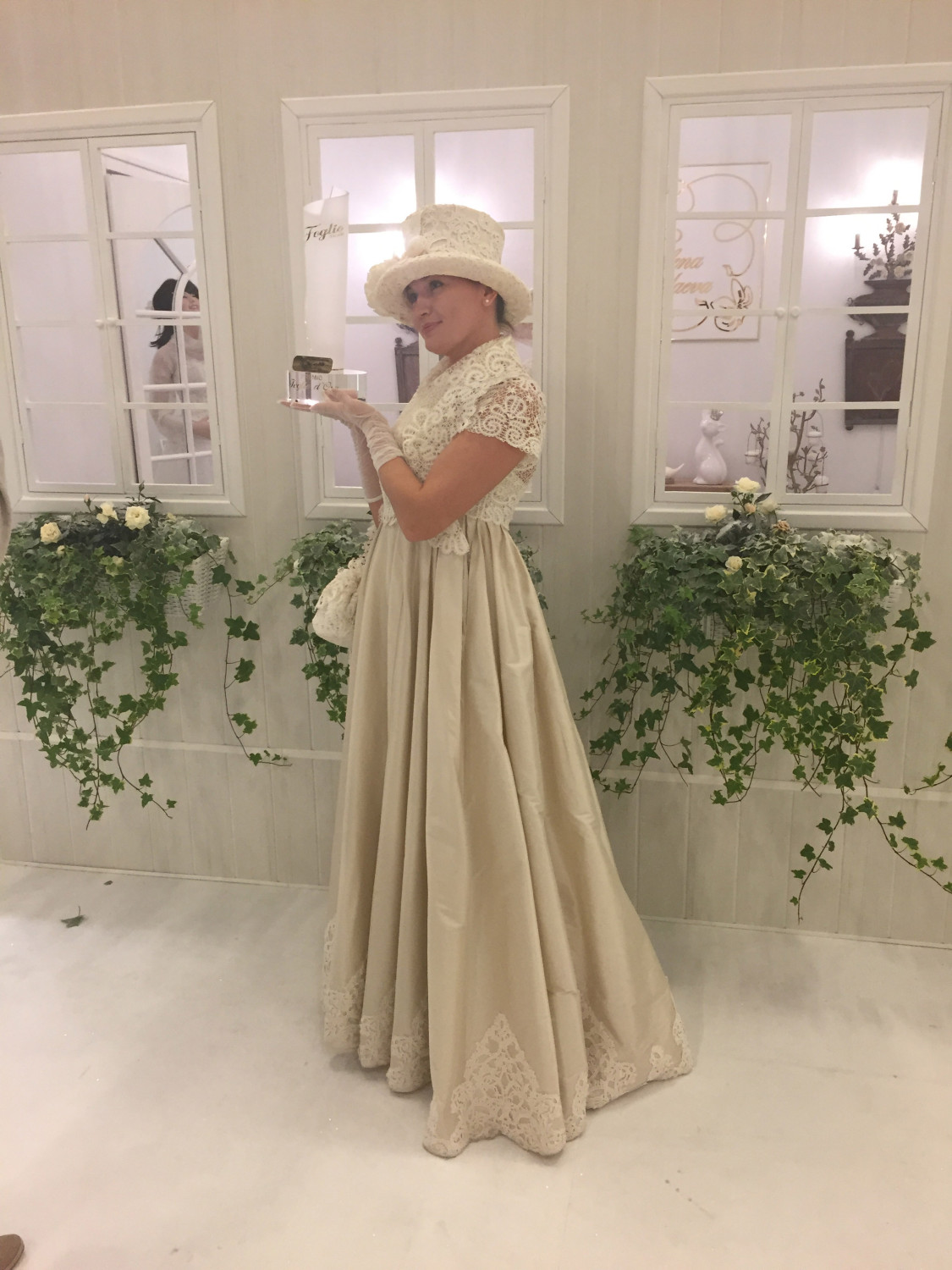 Дизайнер Елена Сиволдаева на выставочном стенде " Elena Sivoldaeva " после вручения премии Сусальное Золото в номинации "Самый красивый стенд"