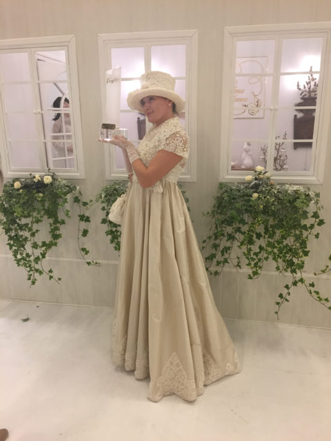 Дизайнер Елена Сиволдаева на выставочном стенде » Elena Sivoldaeva » после вручения премии Сусальное Золото в номинации «Самый красивый стенд»